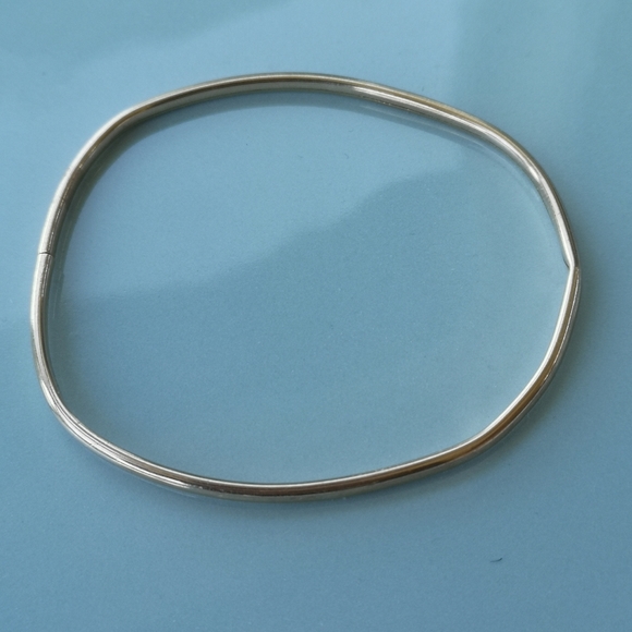 Jewelry - 10k solid gold bangle